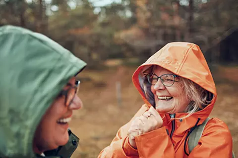 Seniorinnen mit Regenjacke im Regen