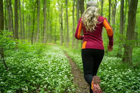 Frau joggt durch den Wald