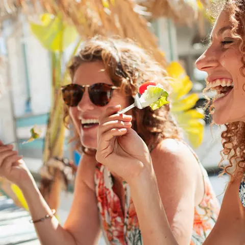 Frauen beim Essen im Urlaub